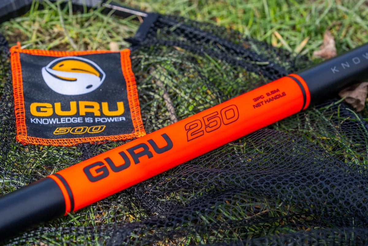 Guru 2,5 m Net Handle / 50 cm Net Combo – Guru 250-opdruk naast 50 cm netkop met merklabel