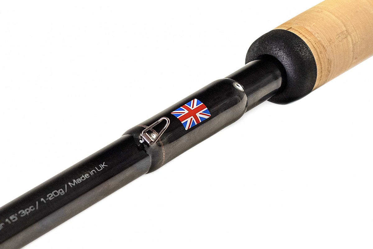 Detail van Guru Aventus R blank met haakhouder en Britse vlag