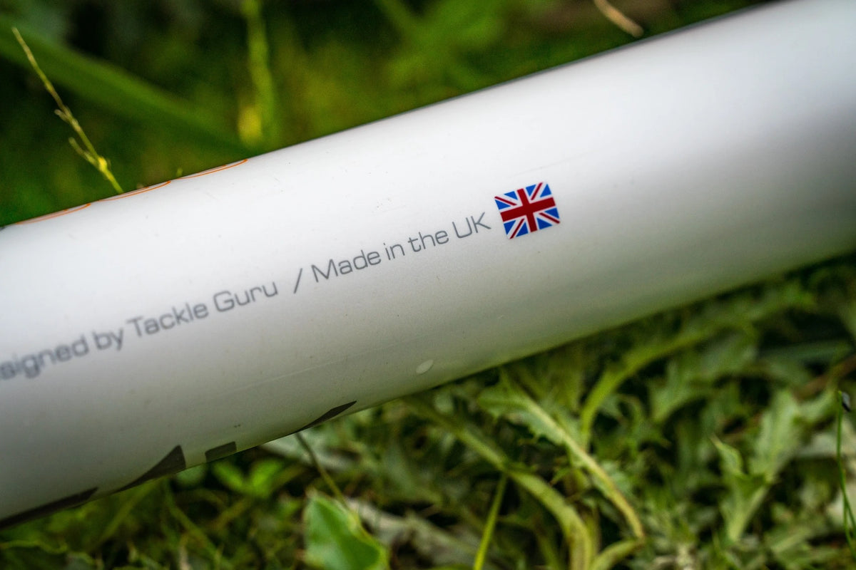 Guru Aventus – detail van Made in the UK-opdruk en Britse vlag