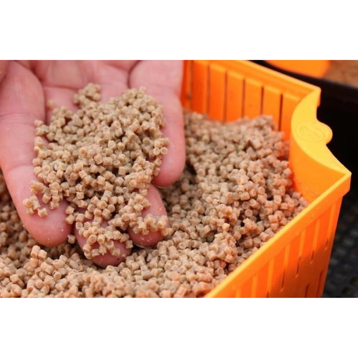 Guru Bait Strainer uitgelekte pellets detail