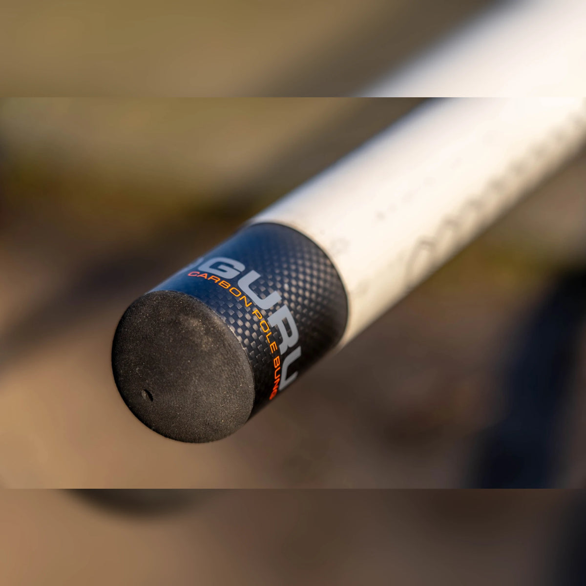 Guru Carbon Pole Protector – detail van EVA-neus en Guru-opdruk op het gemonteerde hengeldeel