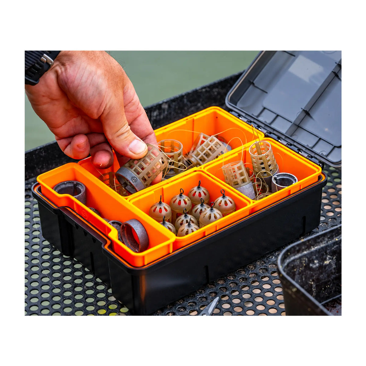 Guru Compact Fusion Feeder Box GFB09 met geopende box en hand die een voerkorf pakt