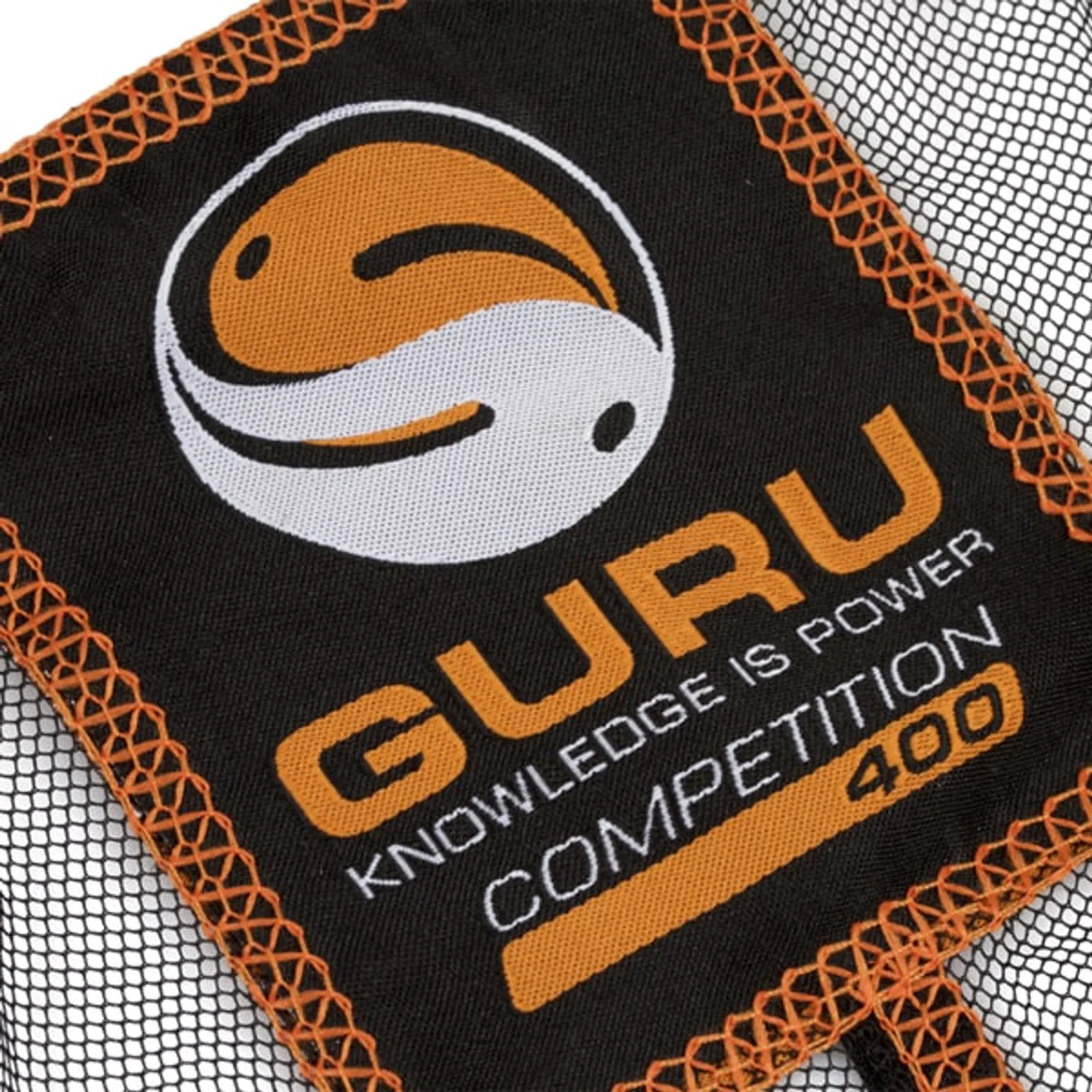 Guru Competition 400 label en oranje stiksel op het schepnet