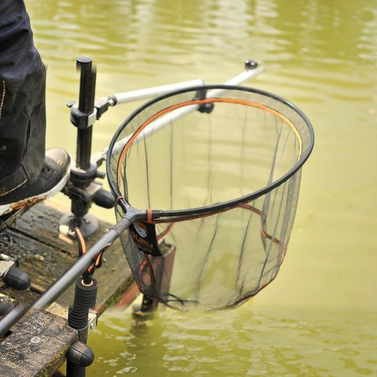 Guru Competition Landing Net naast een visplatform aan het water