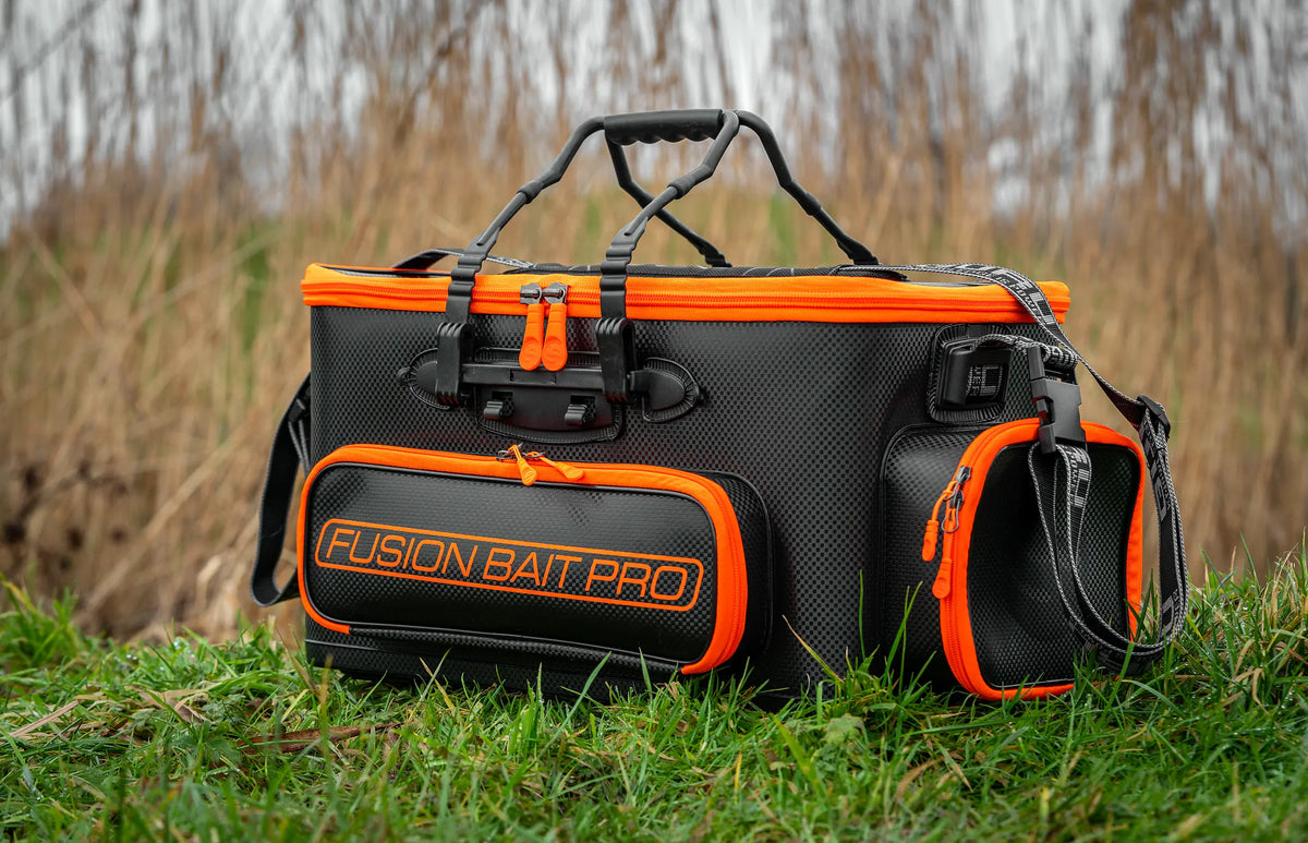 Guru Fusion Bait Pro MKII – volledig aanzicht van de aastas aan de waterkant