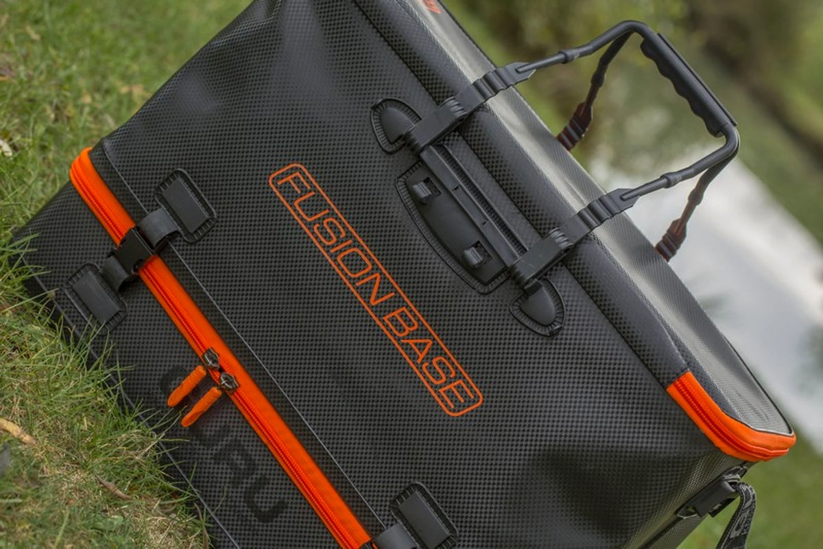 Guru Fusion Base Carryall MKII – draagtas met draaggrepen aan de waterkant
