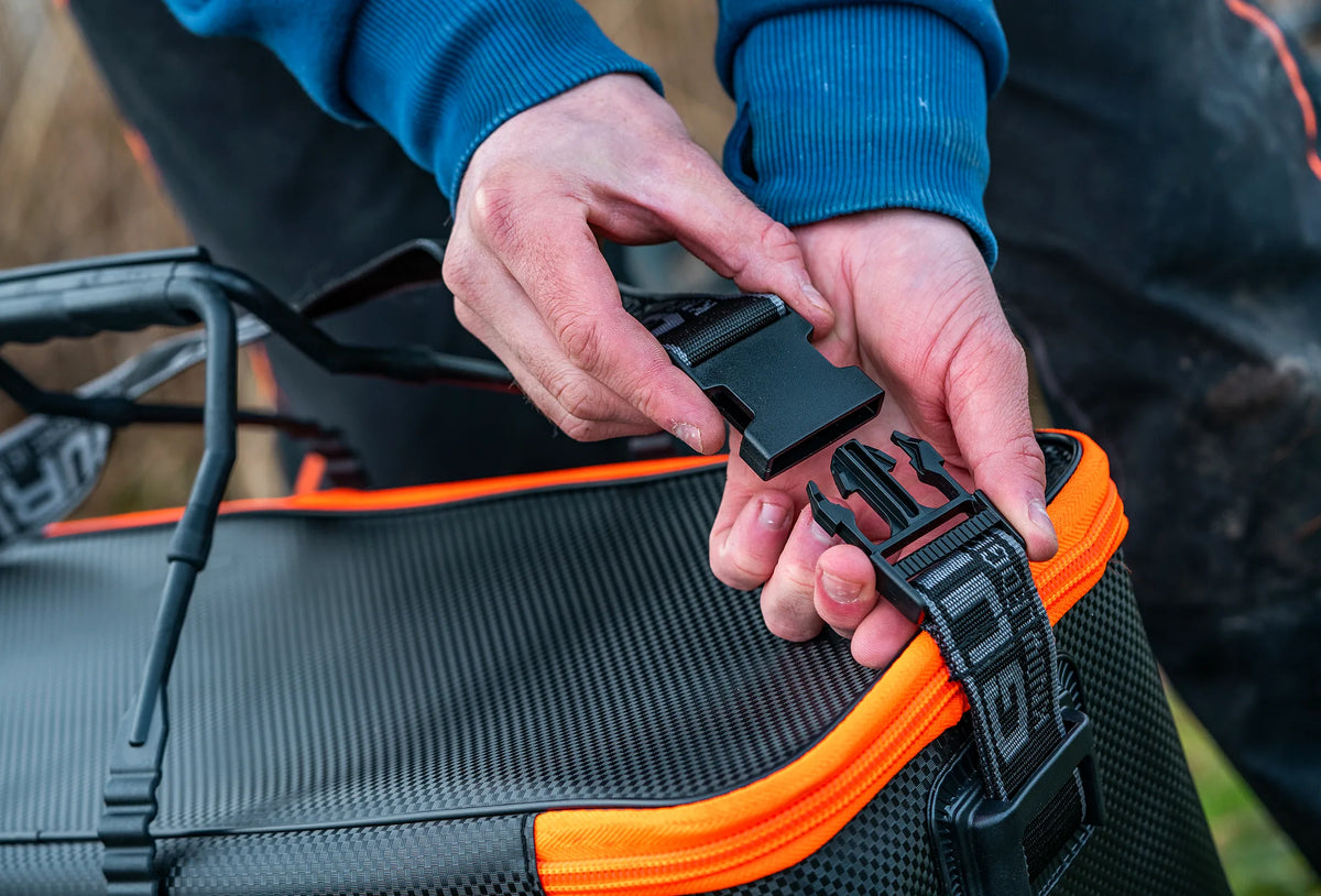 Guru Fusion Net Bag MKII – losmaken van de gesp van de schouderriem