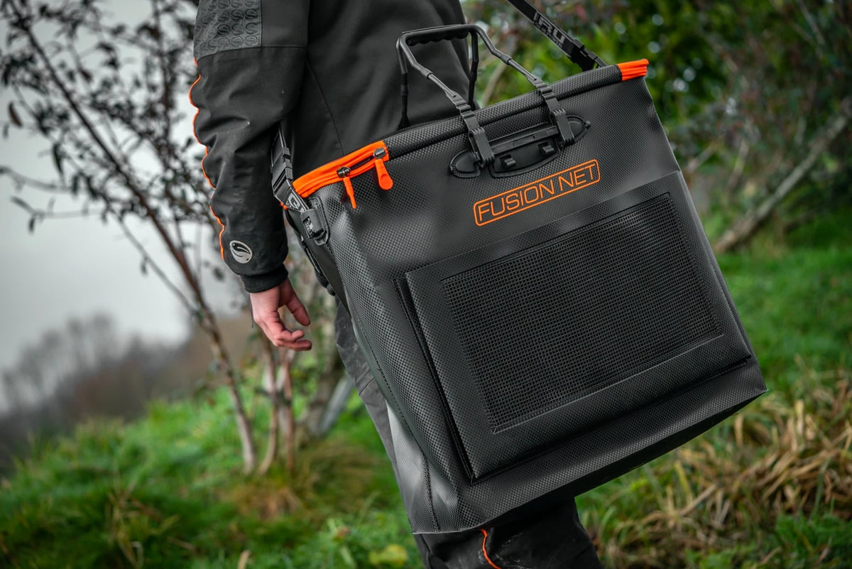 Guru Fusion Net Bag MKII – volledig aanzicht van de gedragen leefnettas