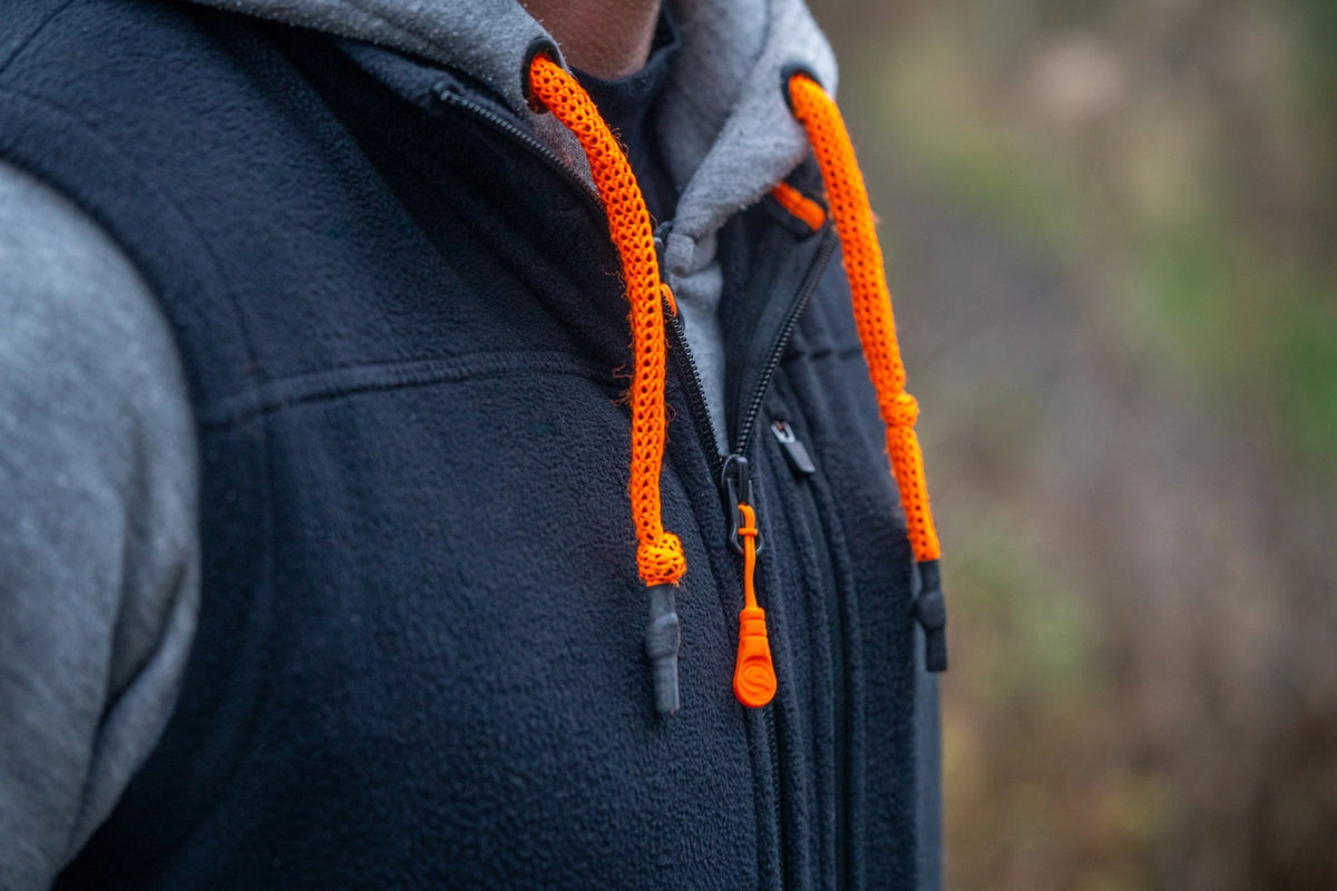 Guru Fleece Gilet Black - gedragen over hoodie, detail van kraag en rits