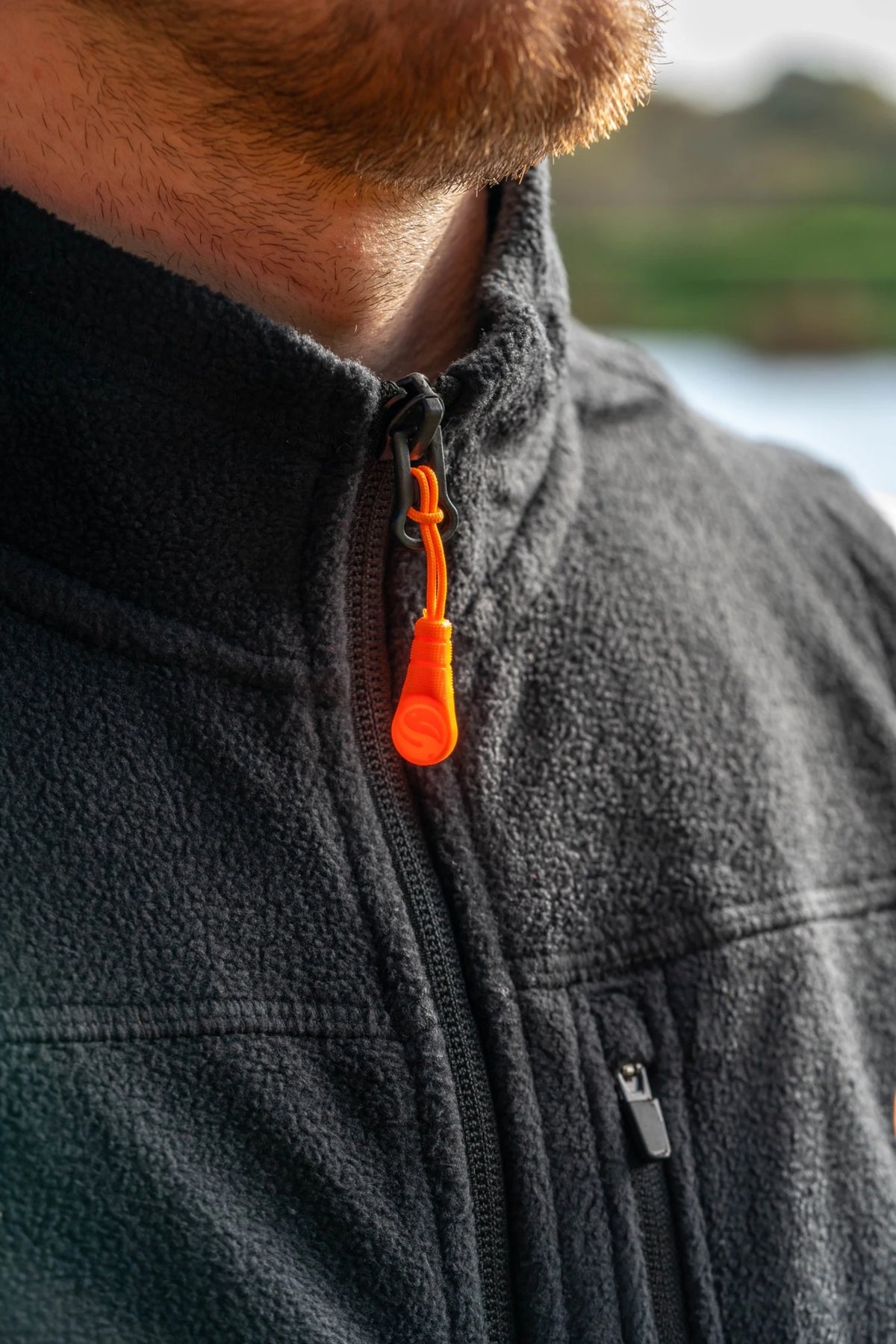 Guru Fleece Gilet Black - detail van gedragen kraag en centrale rits