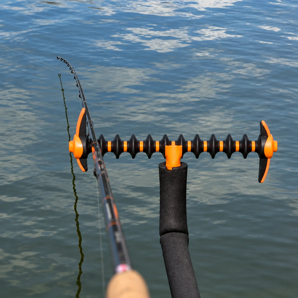 Guru Front Reaper Rest die een feederhengel ondersteunt boven het water
