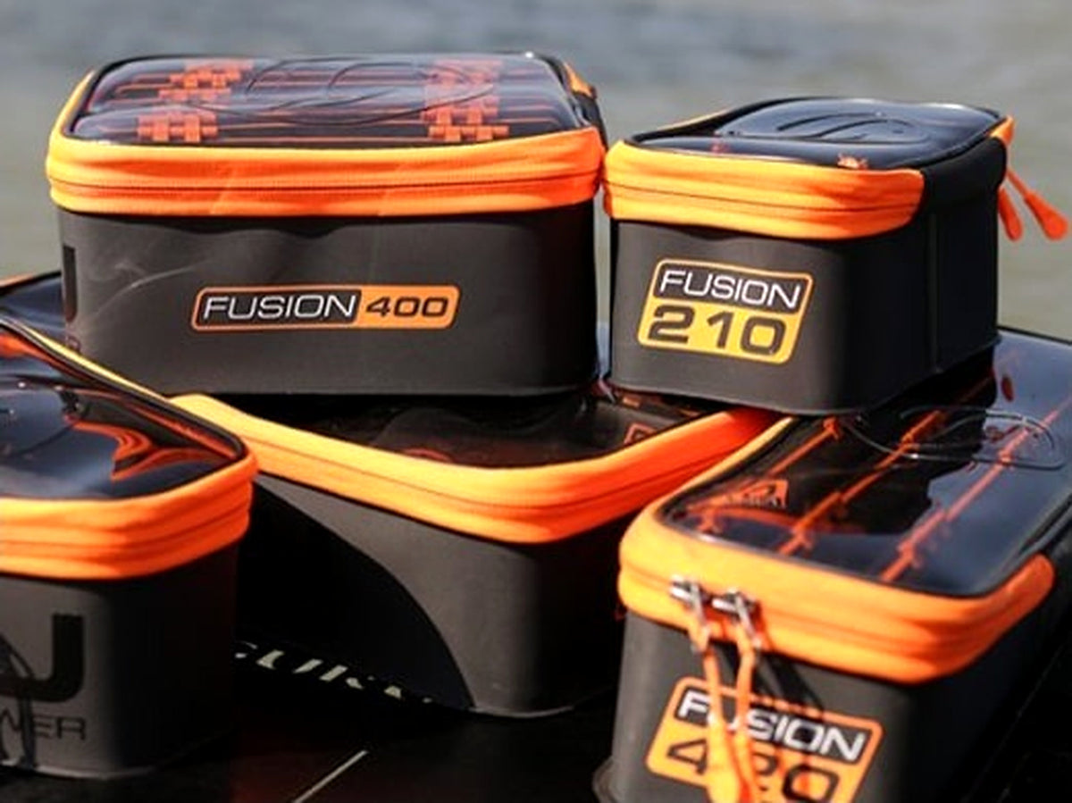 Guru Fusion 400 Small accessoiretas – overzicht met andere zwarte Fusion-tassen en oranje ritsen