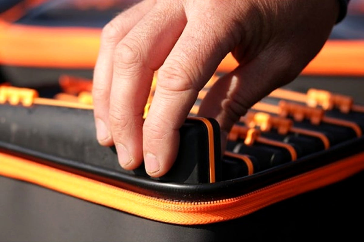 Guru Fusion 400 Small accessoiretas – een onderlijnhouder uit de geopende tas nemen