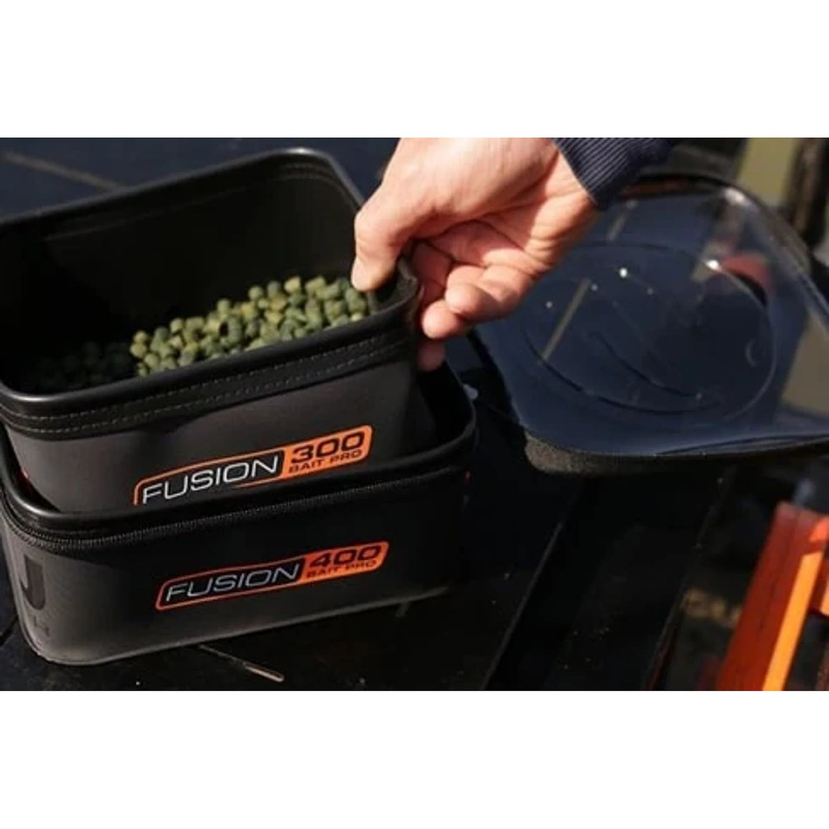 Guru Fusion Bait PRO EVA-aasbakken met pellets tijdens het vissen
