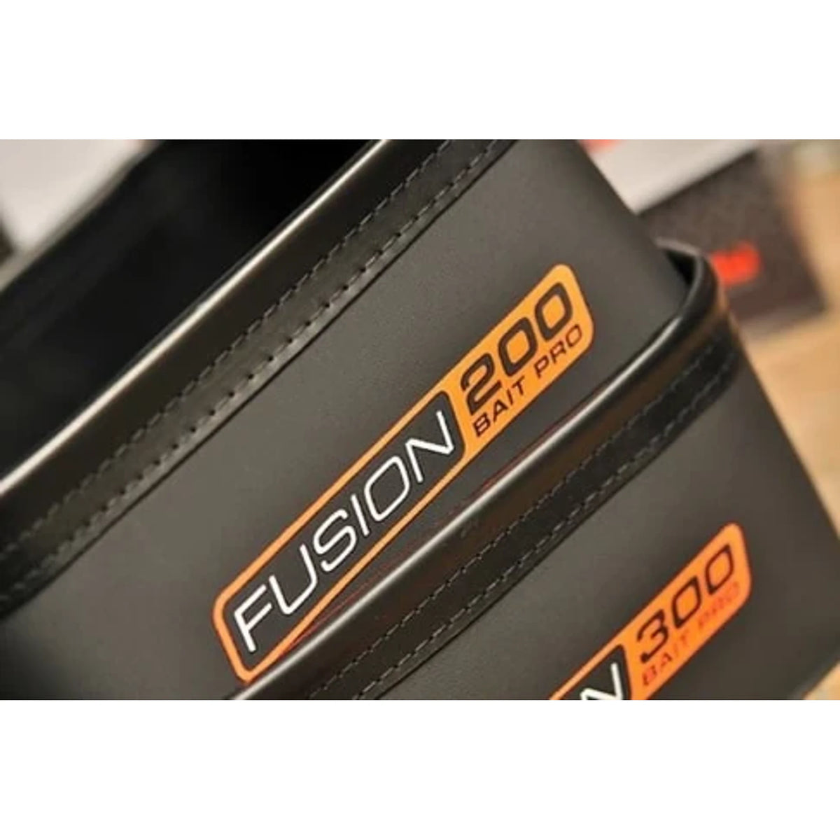 Close-up van labels op Guru Fusion Bait PRO 200 en 300 EVA-aasbakken