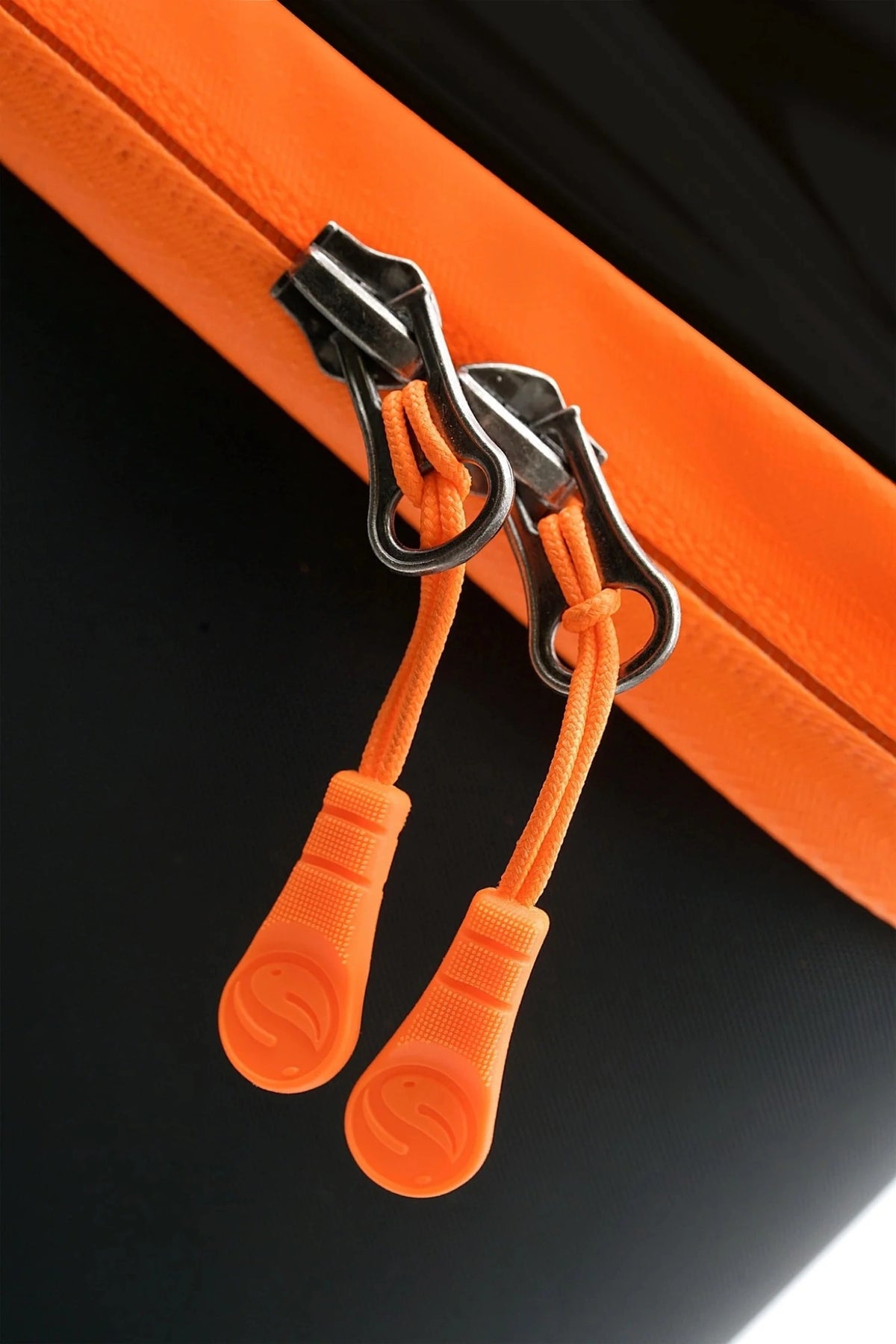 Guru Fusion Boxsafe – detail van dubbele ritsen met oranje treklussen
