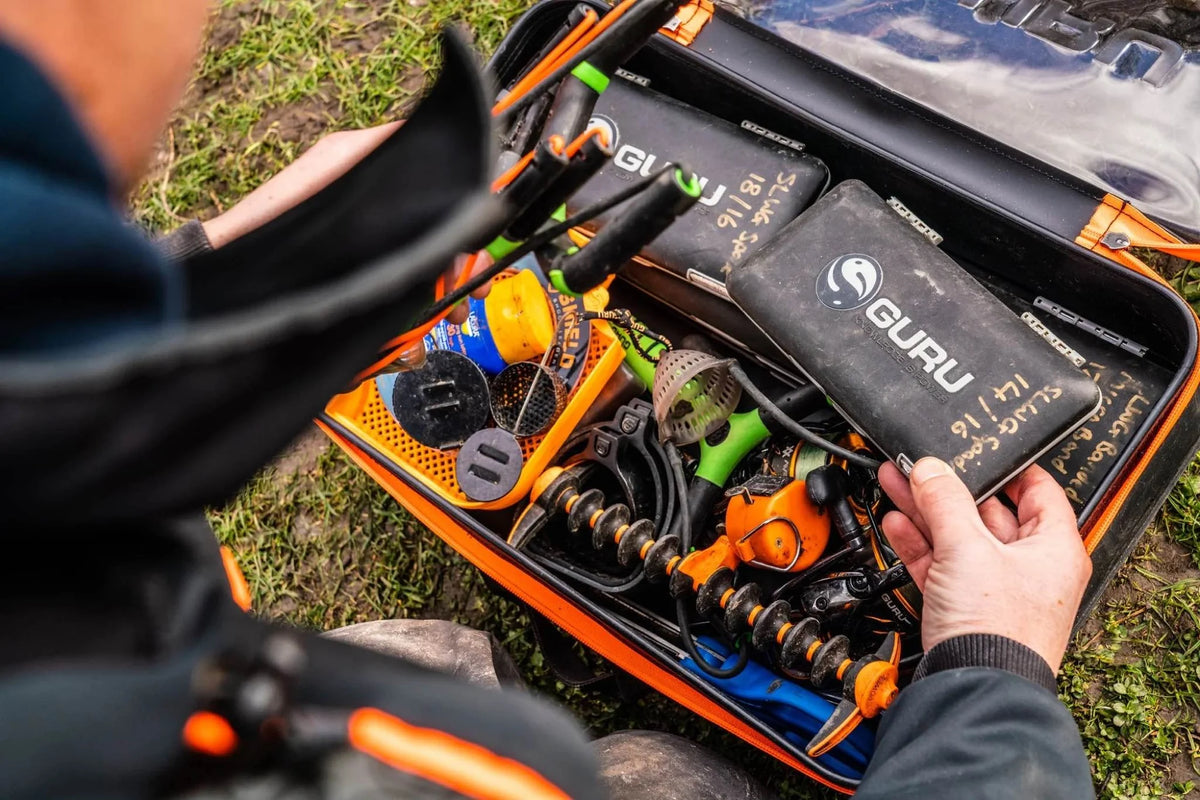 Guru Fusion Boxsafe – open tas met onderlijnendozen en visaccessoires