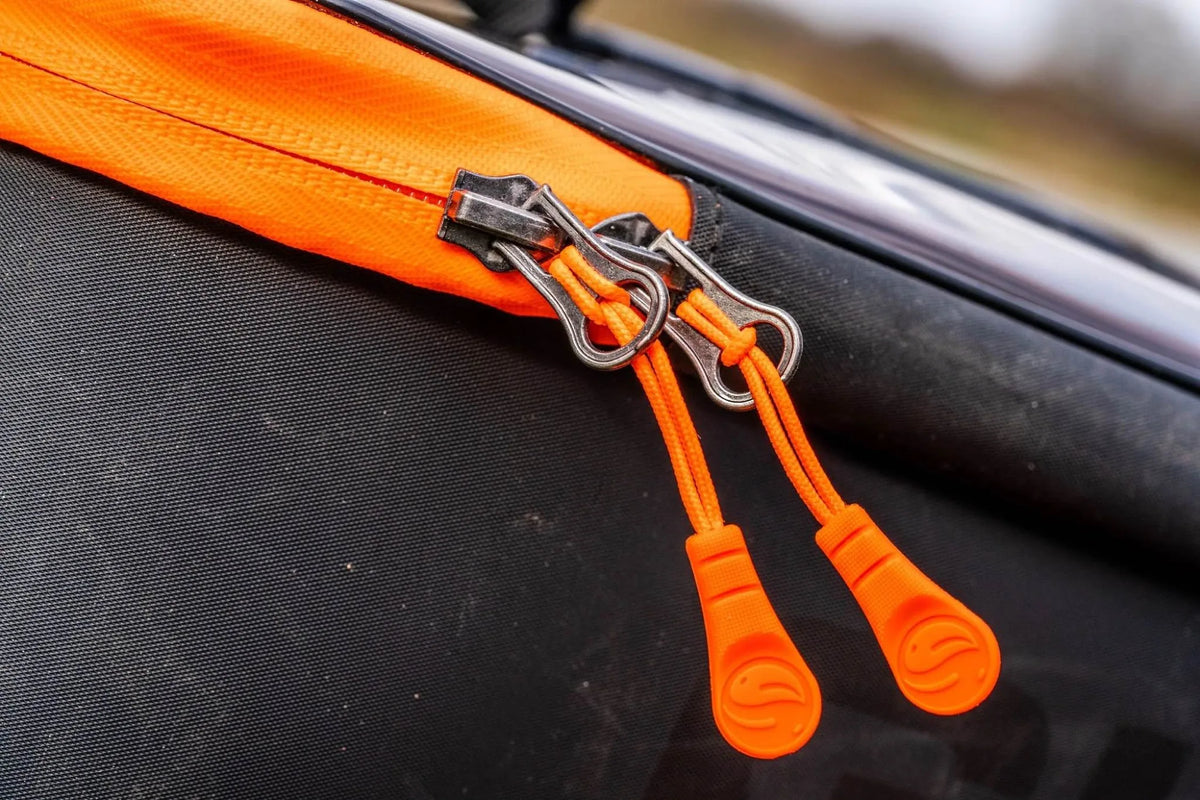 Guru Fusion Boxsafe – close-up van ritsen met oranje Guru-treklussen