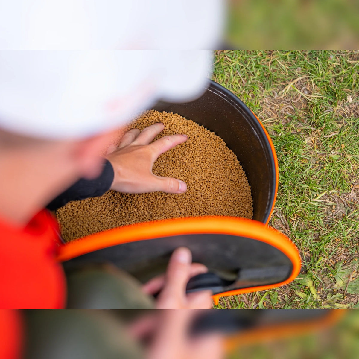 Guru Fusion Bucket10L – mengen van grondvoer in de geopende emmer