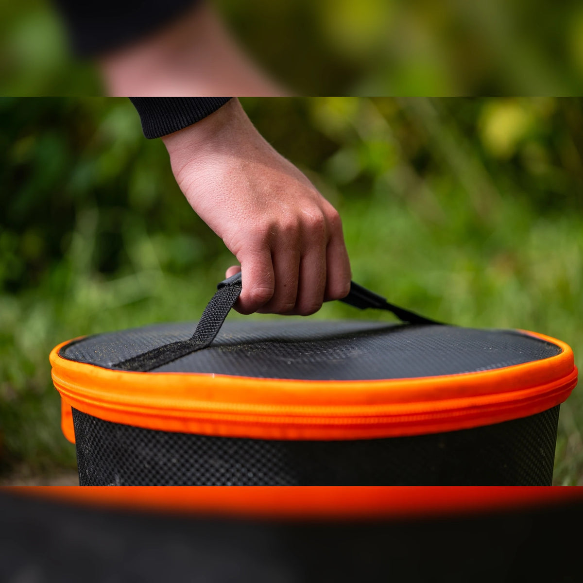 Guru Fusion Bucket10L – close-up van handgreep en gesloten deksel tijdens het dragen