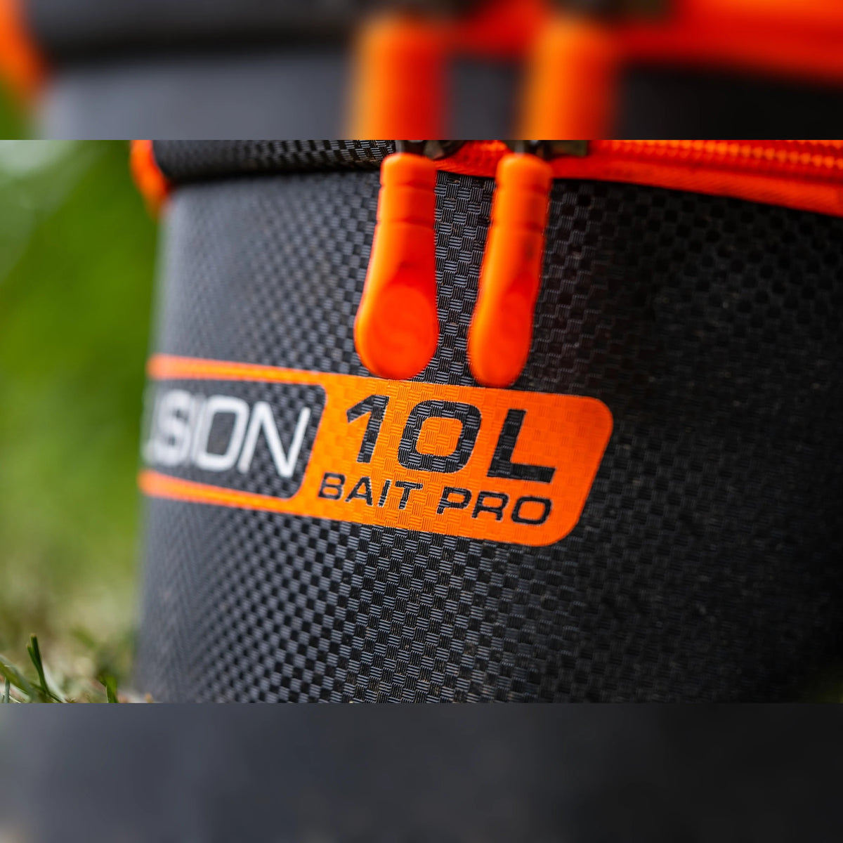 Guru Fusion Bucket10L – detail van het originele FUSION10L BAIT PRO logo en oranje ritstrekkers