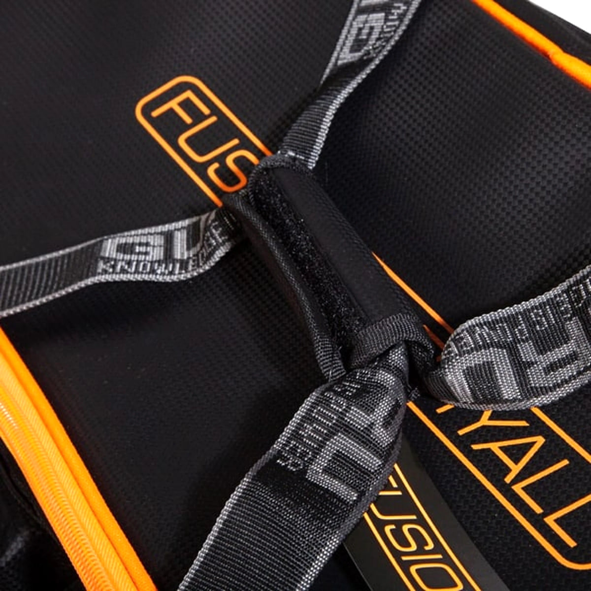 Guru Fusion Carryall – detail van de gevoerde draaggreep, geweven handvatbanden en oranje rits