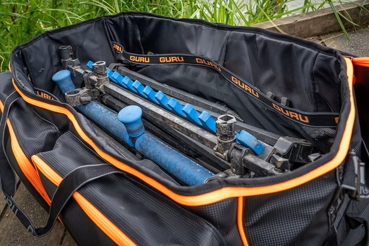 Guru Fusion Carryall – gebruiksvoorbeeld van het geopende hoofdvak met afsteekrollers en vismateriaal