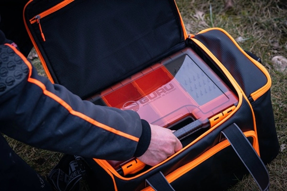 Guru Fusion Feeder Box System Bag – feederbox plaatsen in het hoofdcompartiment
