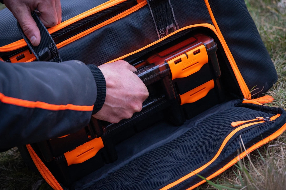 Guru Fusion Feeder Box System Bag – feederboxen in het geopende voorvak