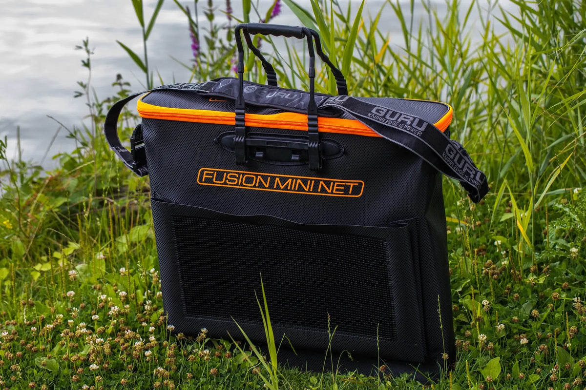 Guru Fusion Mini Net Bag – leefnettas op de oever naast het water
