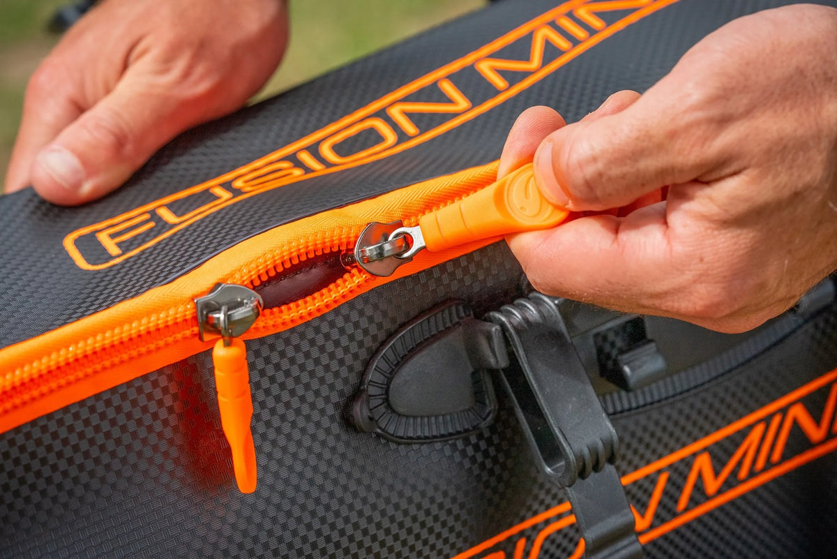 Guru Fusion Mini Net Bag – openen van de oranje ritssluiting