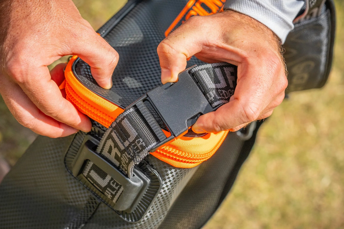 Guru Fusion Mini Net Bag – bevestigen van de gesp van de schouderriem