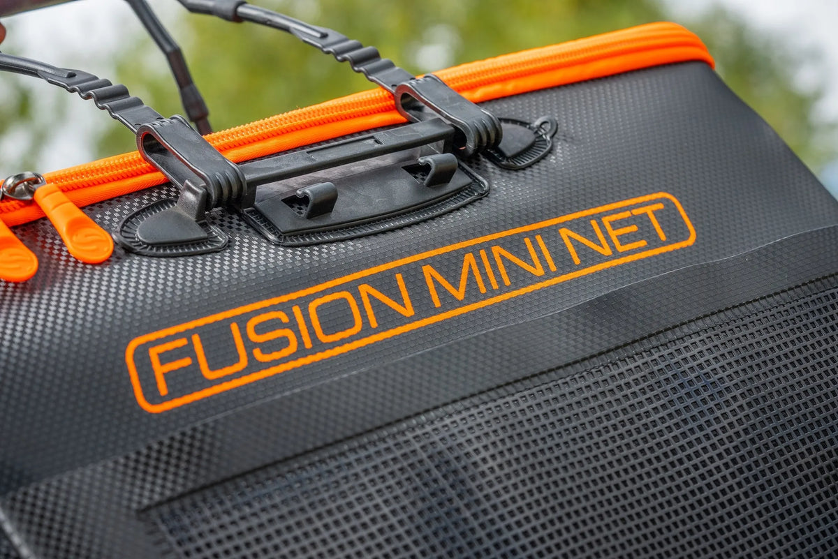 Guru Fusion Mini Net Bag – detail van merkopdruk en draaggreep