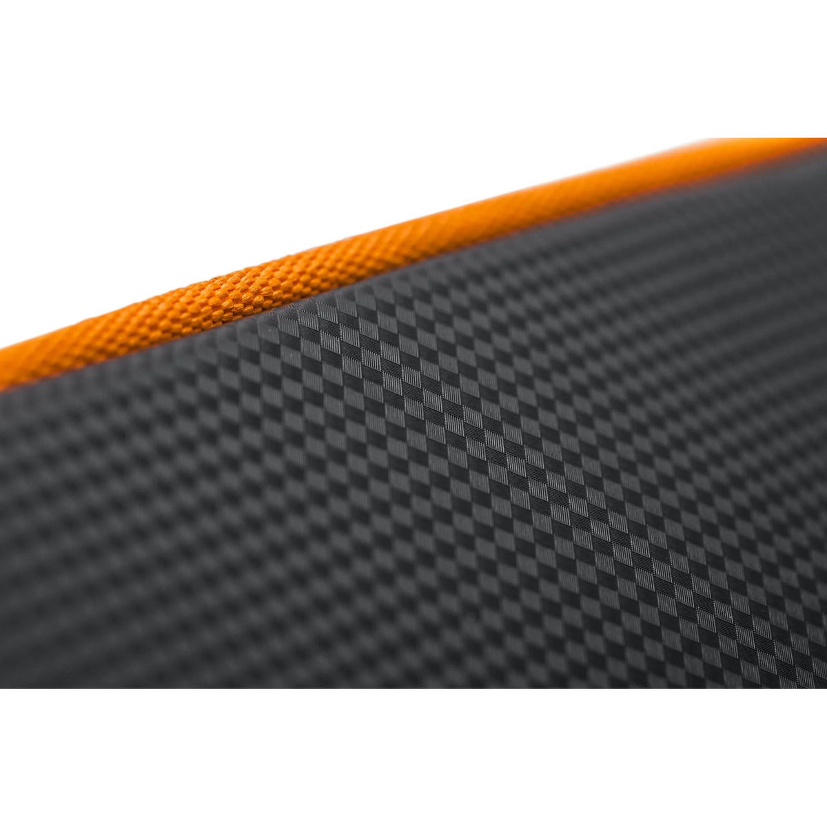 Carbonlook textuur en oranje bies van Fusion Pole Holdall