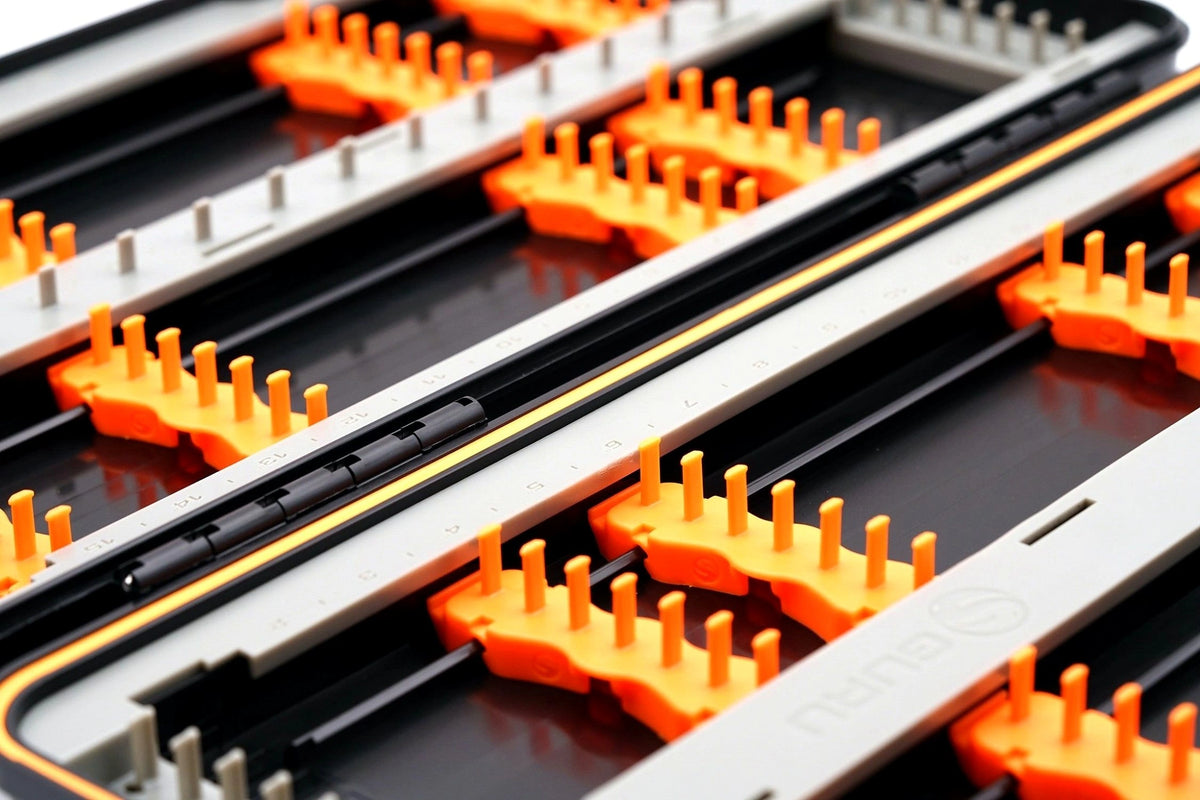 Guru Fusion Rig Case XL – detail van maatverdeling en verstelbare oranje onderlijnhouders