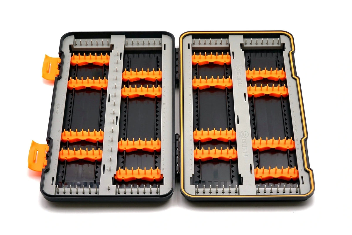 Guru Fusion Rig Case XL – geopende onderlijnendoos met verstelbare oranje houders en maatverdeling