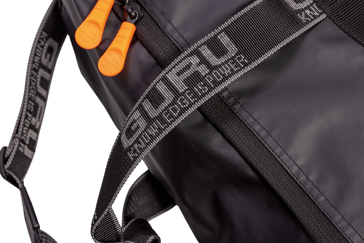 Guru Fusion Side Tray Bag – detail van de Guru-schouderriem en oranje ritstrekkers