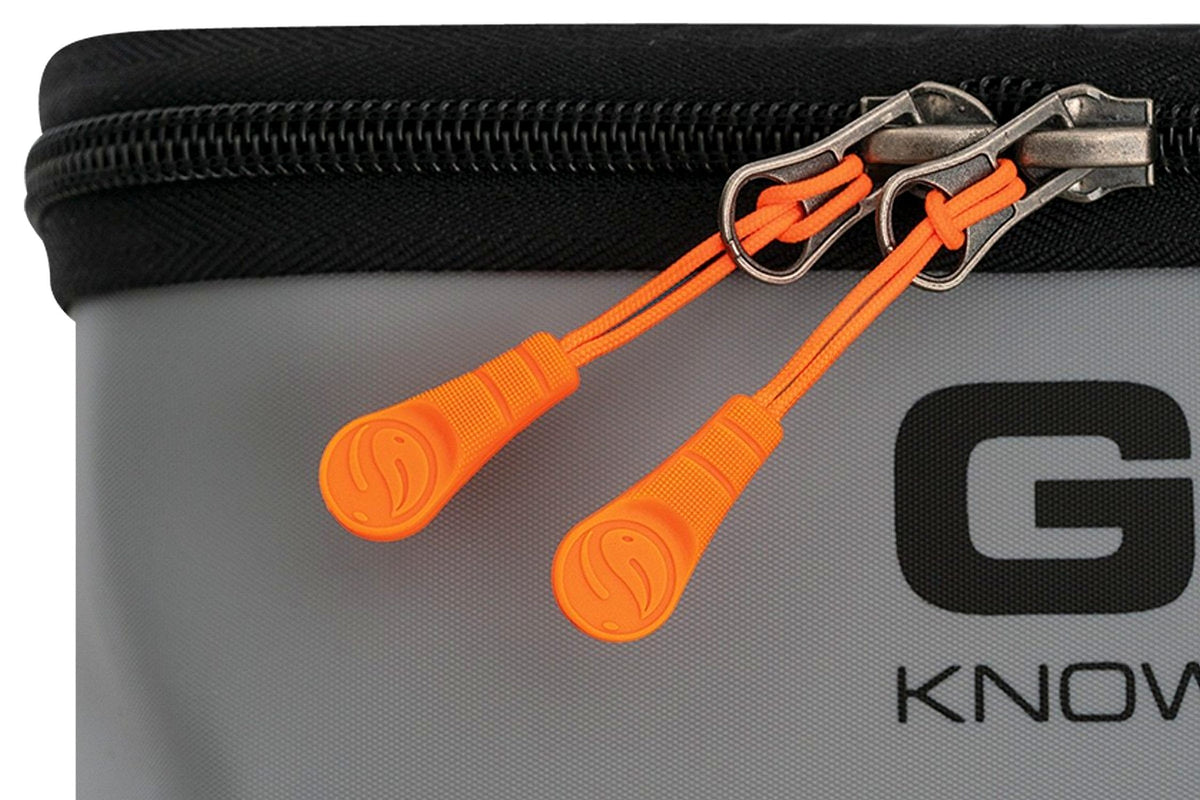 Guru Fusion Ventilator Combo 3 – detail van dubbele metalen rits en oranje trekkers met Guru-reliëf