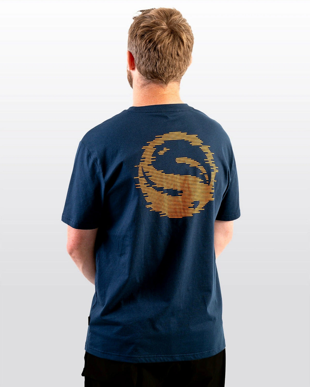 Guru Glitch Navy Tee – achteraanzicht op een model met het grote oranje glitchlogo