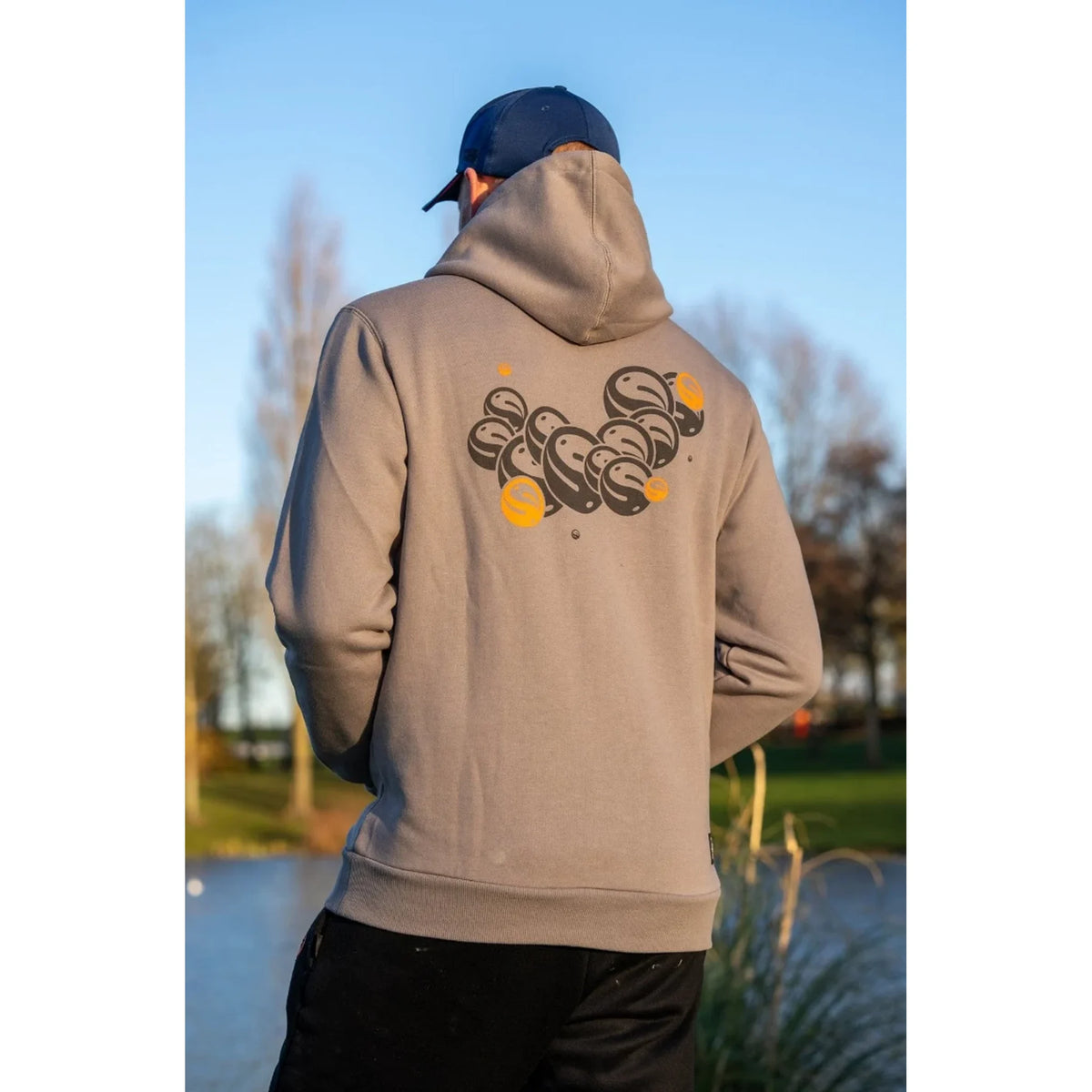 Guru Grey Circles Hoodie – gedragen achterkant