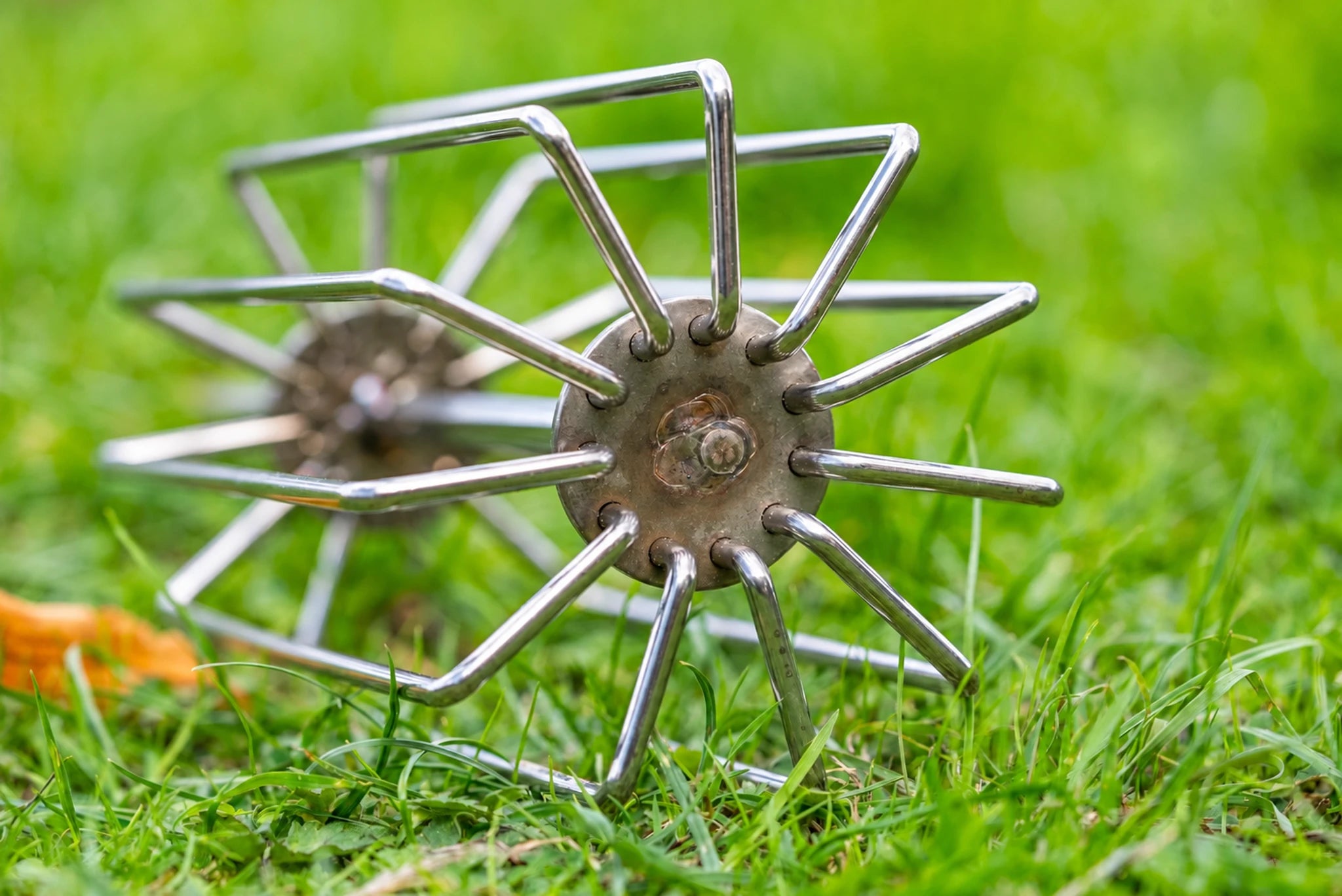 Vooraanzicht van de metalen mengkop en gebogen spijlen van de Guru Ground Bait Whisk