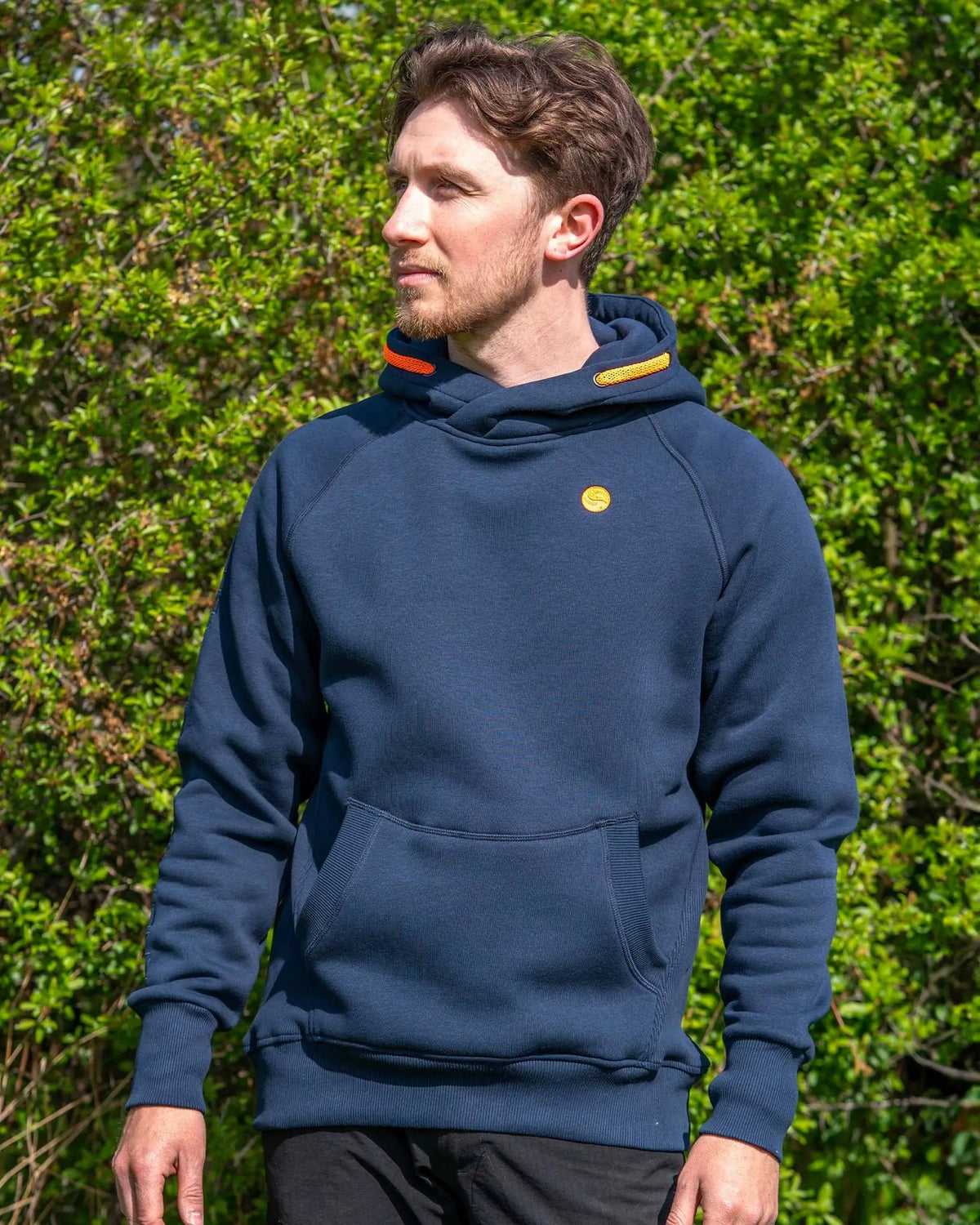 Guru Hoodie Navy – donkerblauwe hoodie gedragen, vooraanzicht buiten