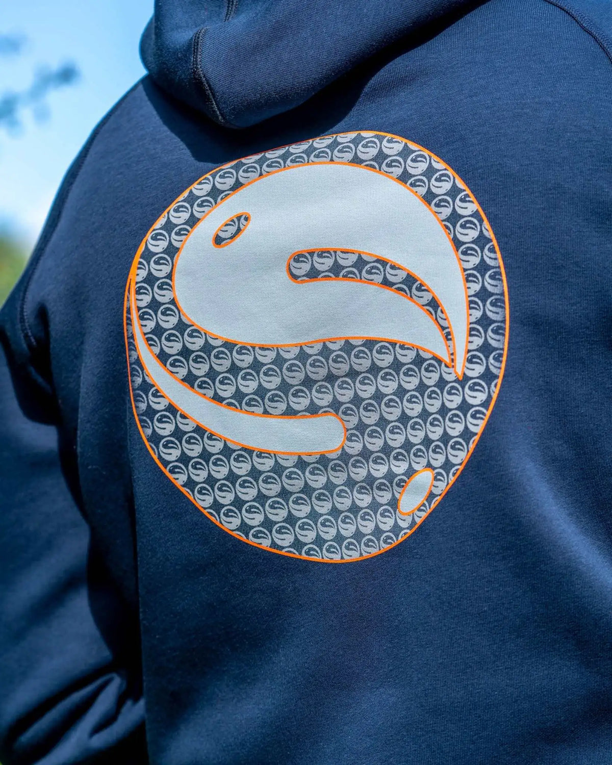 Guru Hoodie Navy – detail van groot grijs en oranje Guru-ruglogo