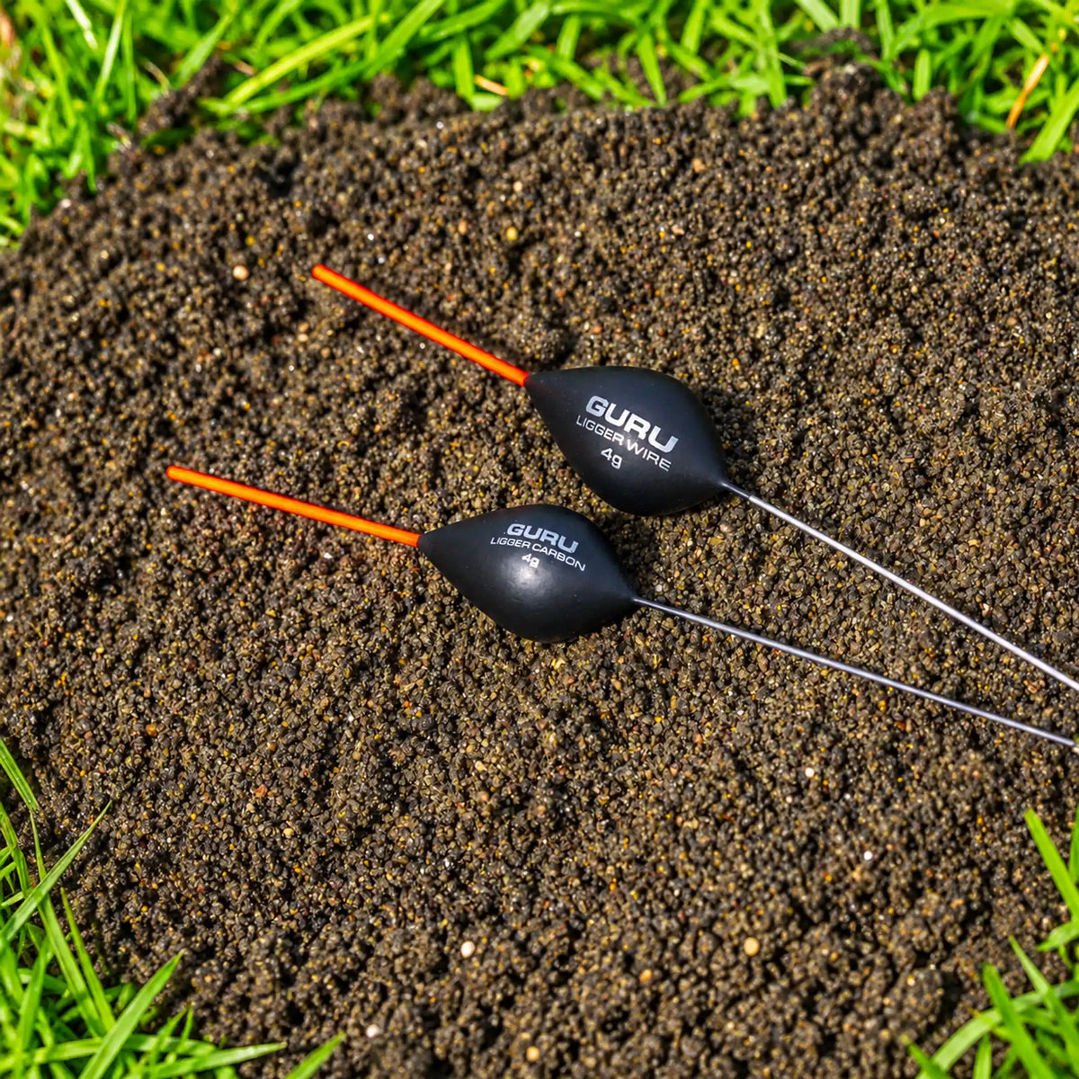 Guru Ligger Wire 4g naast Ligger Carbon 4g op de oever