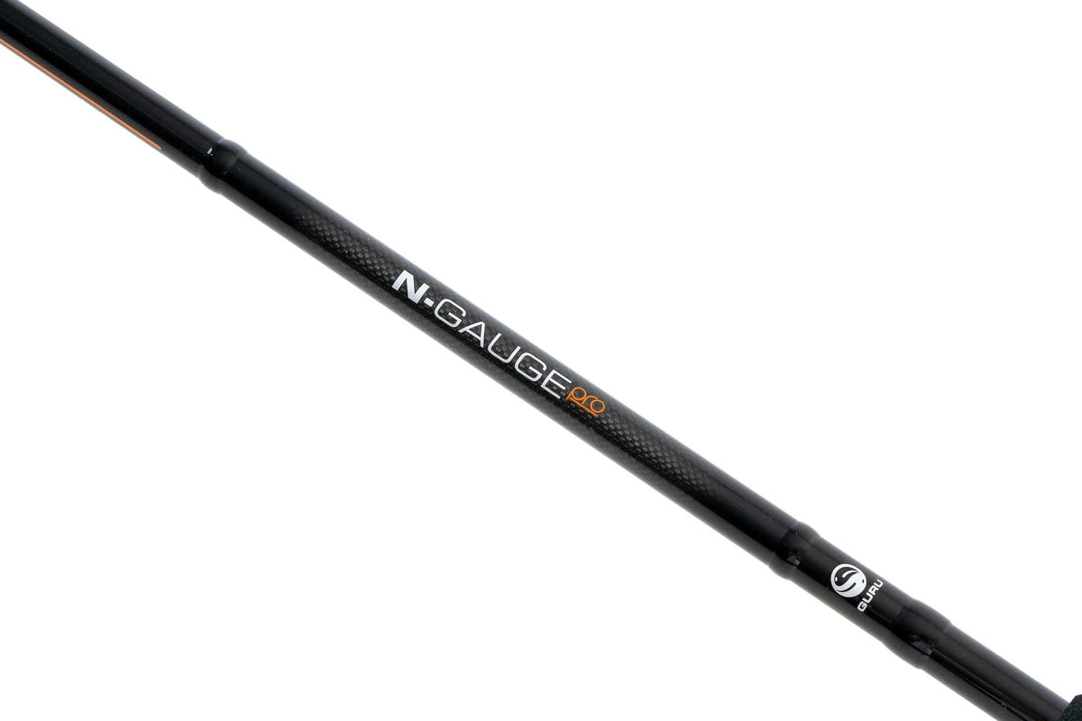 Guru N-Gauge Pro Feeder detail van carbon blank en logo