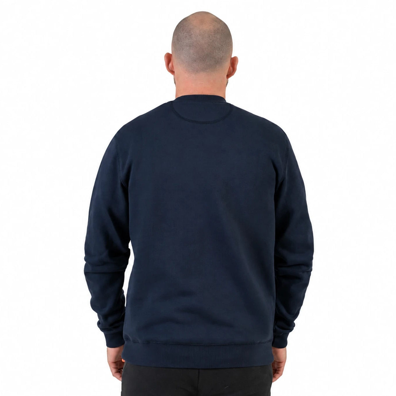 Achteraanzicht van de Guru Patch Crewneck Navy met effen rug en geribde zoom