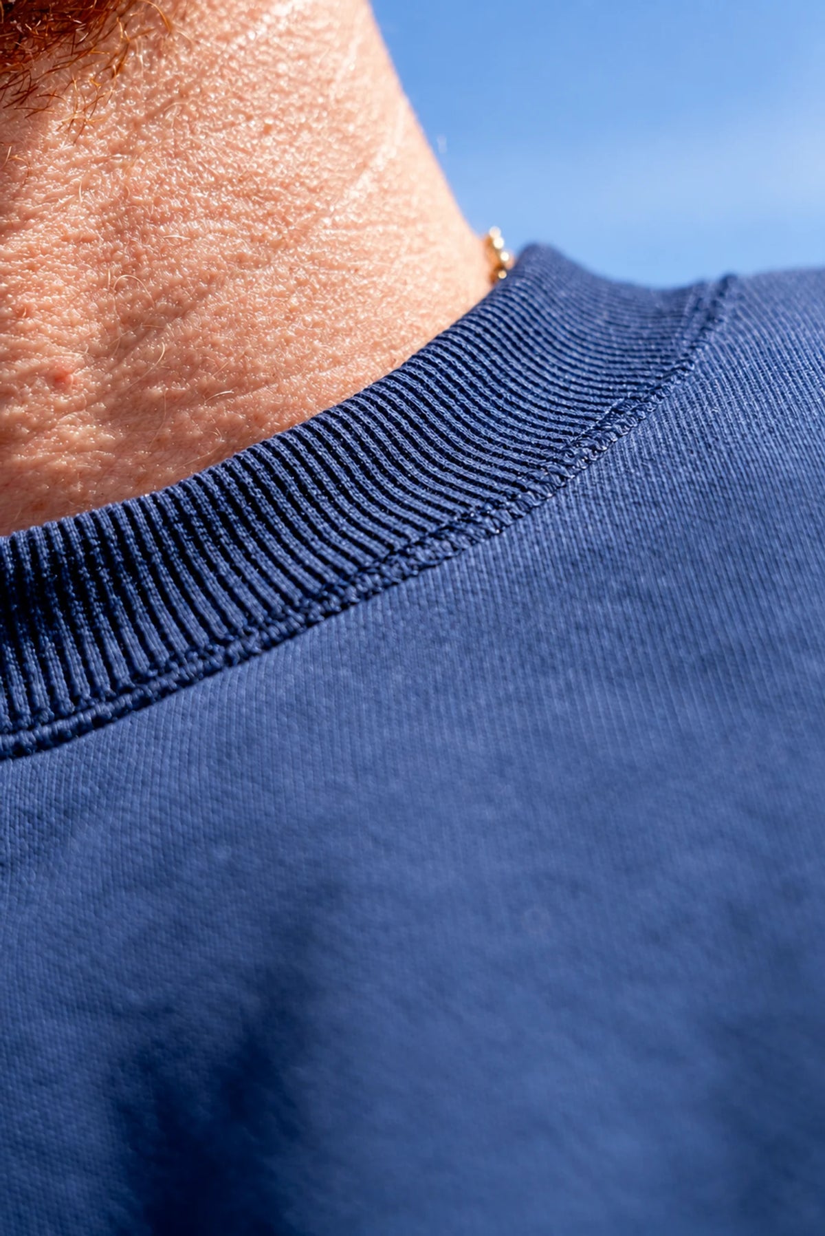 Close-up van de geribde ronde hals en marineblauwe stof van de Guru Patch Crewneck Navy