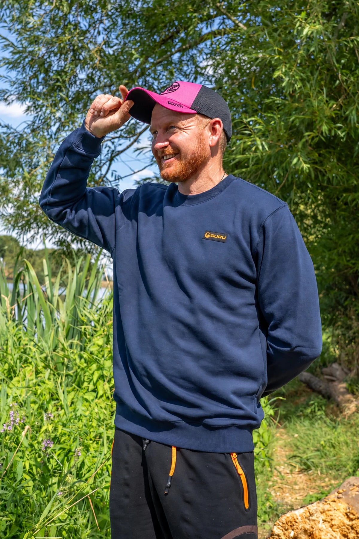 Guru Patch Crewneck Navy gedragen buiten, met zicht op de pasvorm en borstpatch