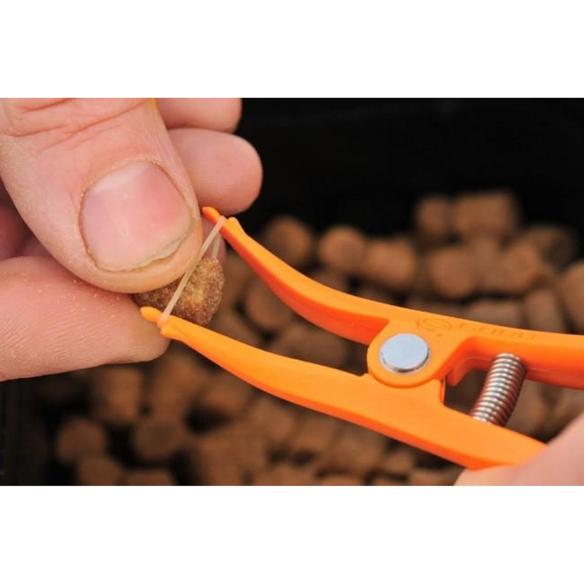 Guru Pellet Pliers plaatst een pelletbandje rond een pellet