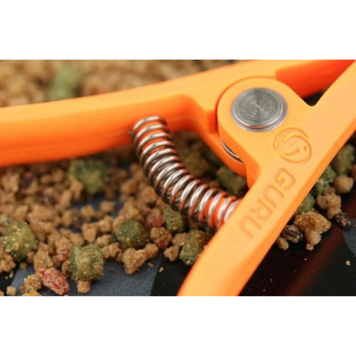 Detail van de veer en scharnier van de Guru Pellet Pliers
